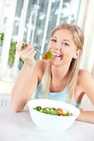 mulher promovendo saudável comendo hábitos foto
