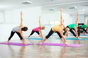 mulheres fazendo fisica exercícios foto