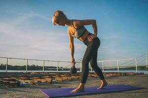 uma mulher fazendo fisica exercícios foto