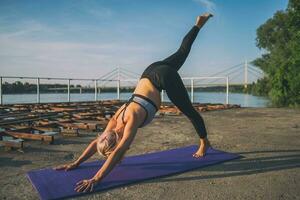 uma mulher fazendo fisica exercícios foto