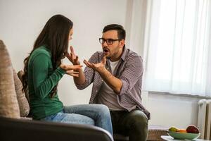 jovem casal tendo a argumento foto