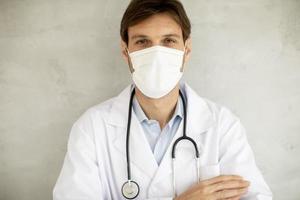 close-up de um médico com uma máscara