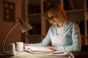 cansado Faculdade menina estudando atrasado noite às casa foto