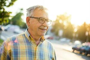 uma Senior homem dentro a cidade foto