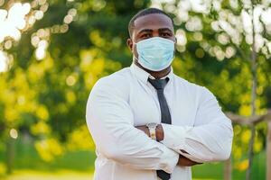 retrato do uma homem de negocios vestindo uma mascarar foto