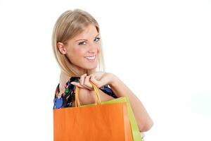 uma mulher com compras bolsas foto