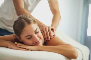 mulher desfrutando de uma massagem nas costas foto