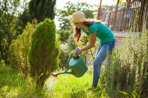 uma jovem mulher jardinagem foto