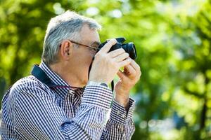 retrato do uma Senior homem em a parque foto