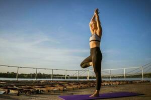 uma mulher fazendo fisica exercícios foto