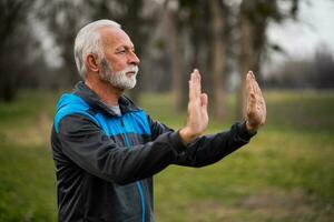 uma Senior homem fazendo fisica exercícios foto