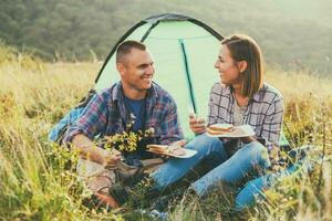 uma casal acampamento foto