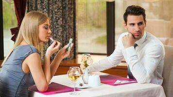 uma casal tendo jantar às uma restaurante foto