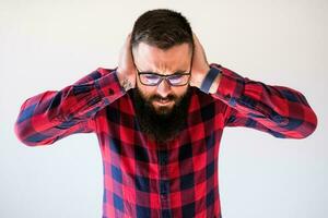 retrato do uma homem dentro vermelho e azul xadrez camisa foto