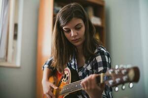 uma Adolescência menina jogando guitarra foto