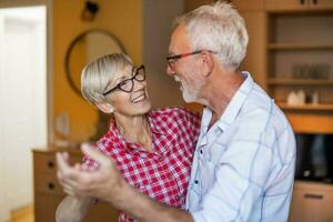 uma Senior casal é tendo Diversão foto