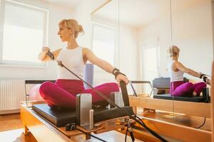 uma mulher fazendo pilates dentro de casa foto