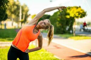 uma mulher dentro a laranja camiseta fazendo fisica exercícios foto