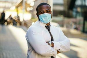 retrato do uma homem de negocios vestindo uma mascarar foto