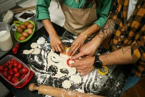 feliz multiétnico casal cozinhando juntos foto