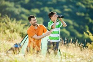 pai e filho acampamento foto