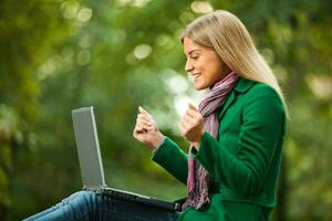 uma mulher trabalhando em dela computador portátil foto