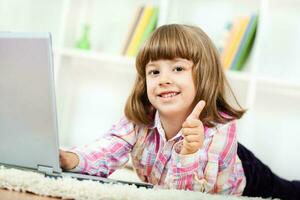 uma menina usando uma computador portátil foto