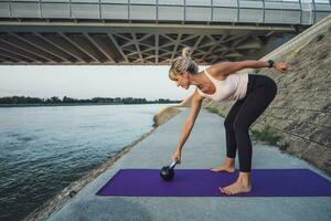 uma mulher fazendo fisica exercícios foto