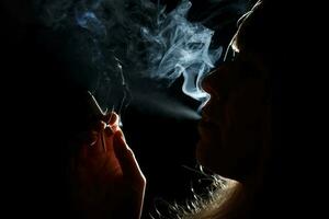 uma mulher fumar foto