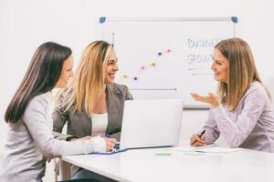 mulheres de negócios discutindo o negócio plano foto