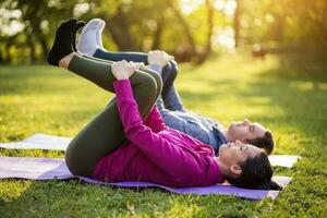 casal exercício juntos dentro a parque foto