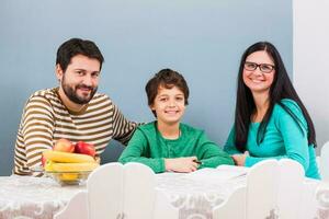 pais estão ajudando seus filho com a dever de casa foto