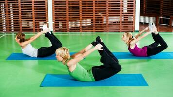 mulheres fazendo fisica exercícios foto