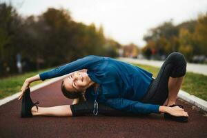 uma jovem mulher fazendo fisica exercícios foto