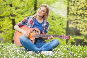 uma mulher jogando guitarra foto