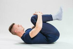 uma homem fazendo fisica exercícios foto