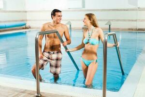 casal às a natação piscina foto