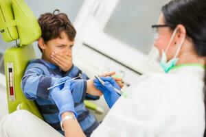 uma criança às a dentista foto