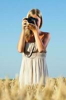 uma mulher dentro uma trigo campo foto
