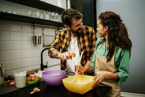 feliz multiétnico casal cozinhando juntos foto