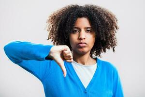 retrato do afro mulher com uma azul casaco foto