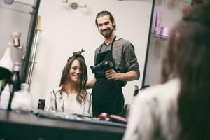 uma mulher às uma cabelo salão foto