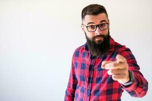 retrato do uma homem dentro vermelho e azul xadrez camisa foto