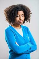 retrato do pensativo afro mulher com uma azul casaco foto