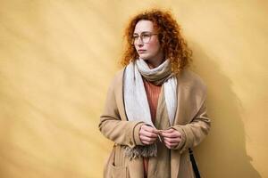 retrato do uma caucasiano mulher com sardas e encaracolado gengibre cabelo foto