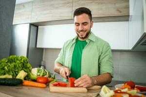 uma homem cozinhando foto