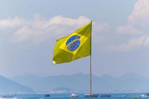 bandeira do brasil ao ar livre em praia do rio de janeiro foto