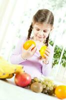 pequeno menina com frutas para saúde e bem estar conceito foto