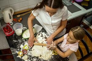 mãe e filha cozinhando juntos foto