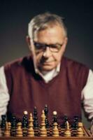 uma Senior homem jogando xadrez foto